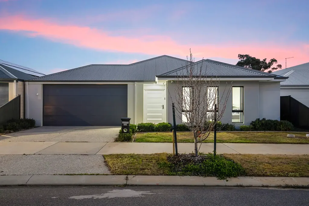 Baldivis 4房  Near-new living with stylish modern finishes.