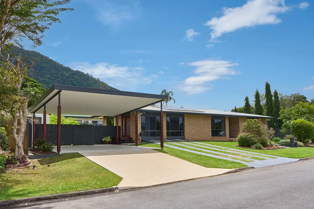 Mooroobool 4Phòng ngủ Renovated, Feature-Packed & Ready to Enjoy