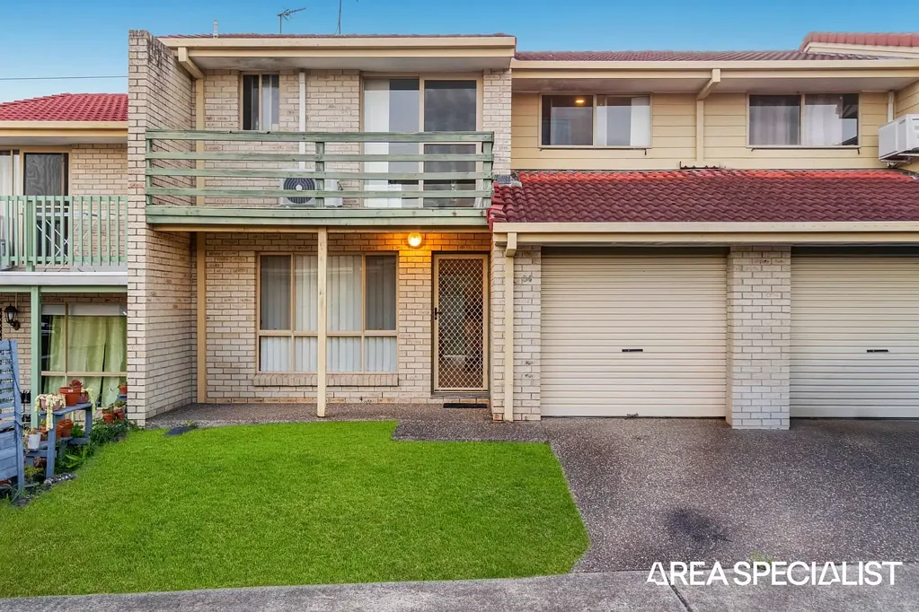 Merrimac 3غرفة نوم The Brief: Spacious Townhouse in Prime Merrimac Location — Lifestyle, Convenience & Comfort