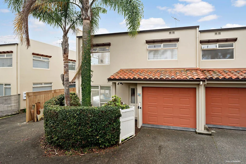 Stanmore Bay 3房  Great Starter Or Lock Up & Leave?