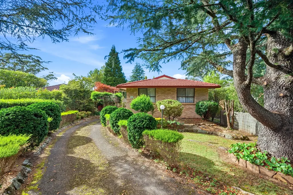 CHARMING MID-CENTURY MODERN HOME IN SOUGHT-AFTER LOCATION