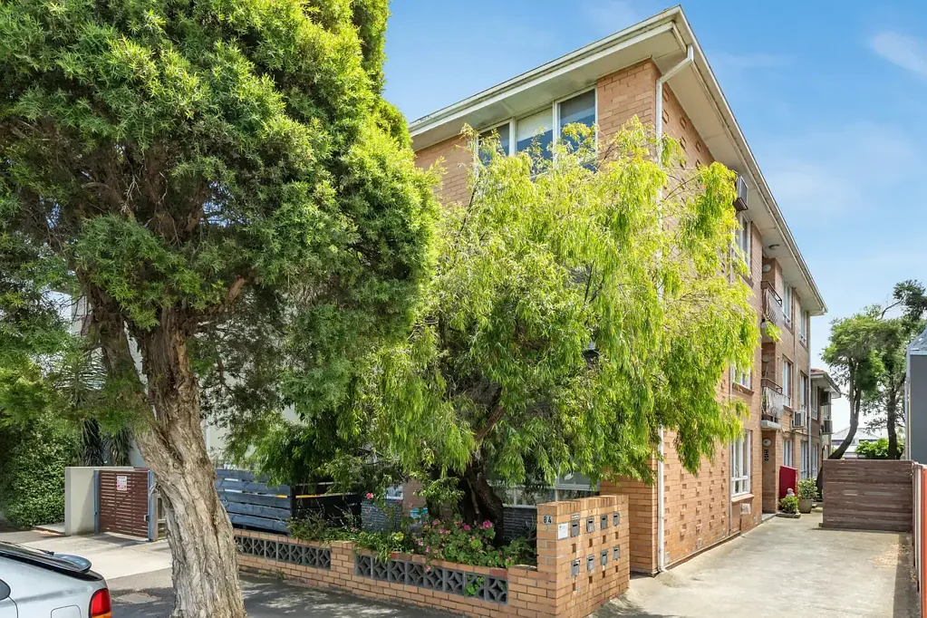 LIGHT FILLED 2 BEDROOM APARTMENT IN FABULOUS LOCATION