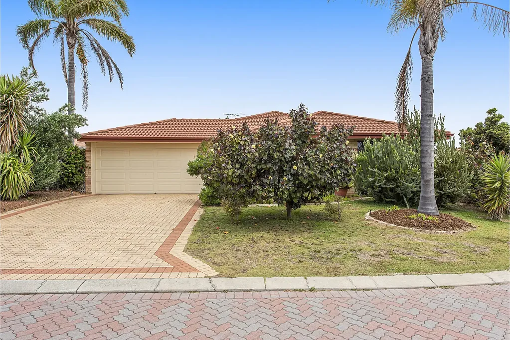 Waikiki 4Zimmer IMPRESSIVE 4×2 PLUS STUDY HOME ON A CORNER BLOCK WITH SIDE ACCESS IN A GREAT LOCATION