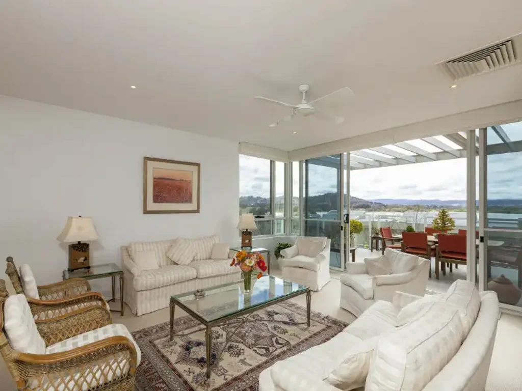 OPULENT EXECUTIVE RESIDENCE IN THE LANDMARK