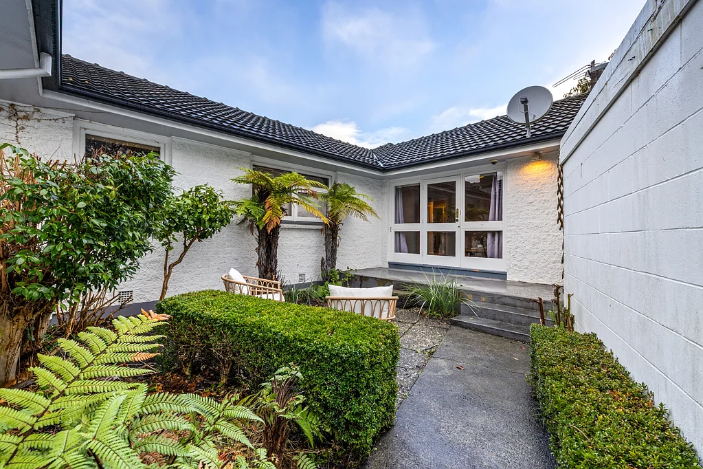 Merivale 2Zimmer Prime Position on Office Road, Merivale!