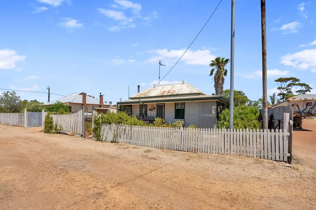 7 - 9 Mitchell St, Kellerberrin, WA 6410