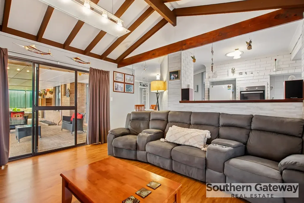 Parmelia 3房  IMMACULATE FAMILY HOME WITH TWO LIVING AREAS AND BEAUTIFUL RENOVATIONS