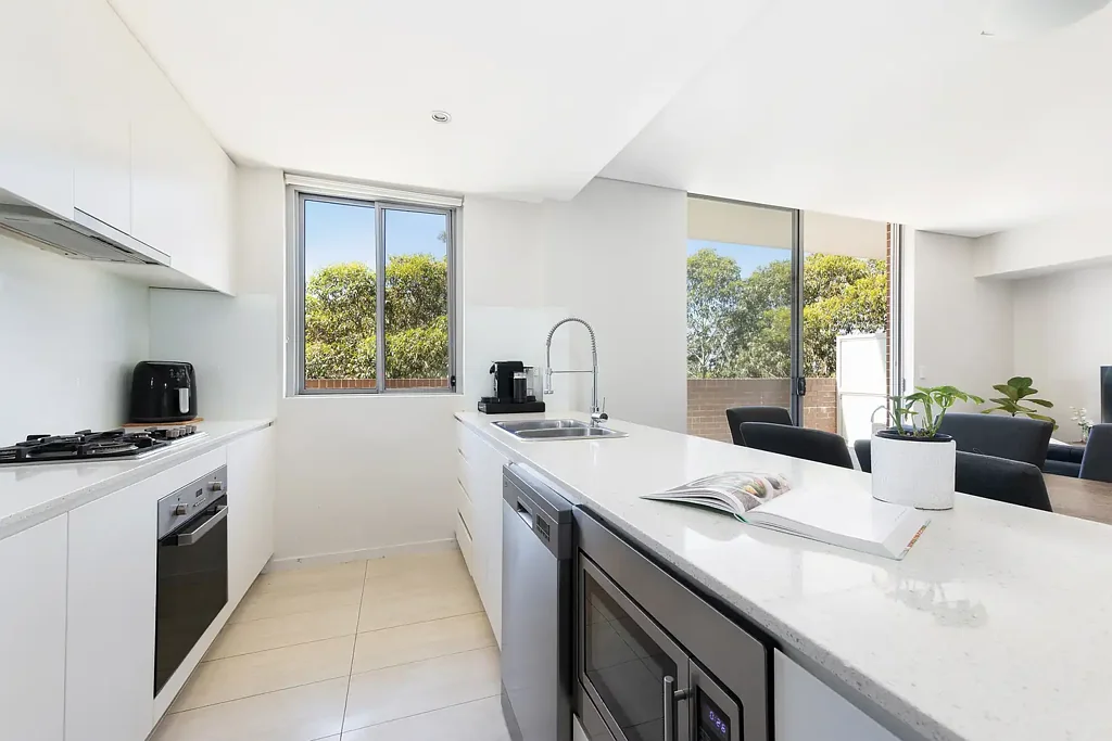 Turramurra 2غرفة نوم North-facing penthouse-level living, stroll to Turramurra Village