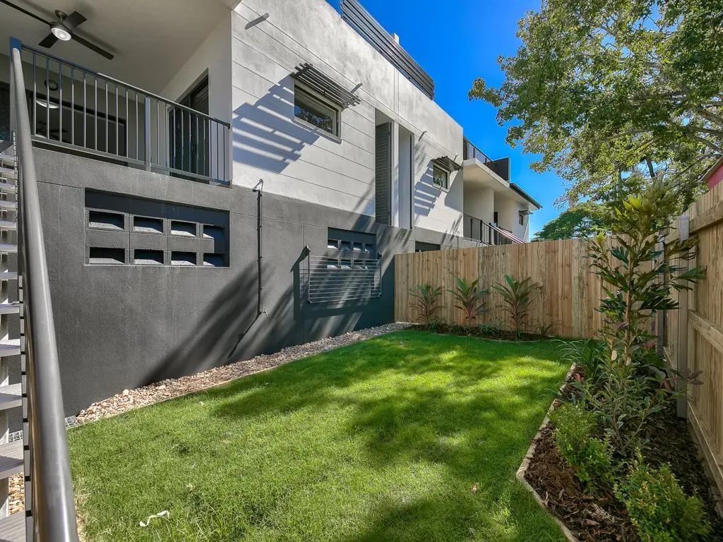 THREE BEDROOM GEM WITH COURTYARD IN A GREAT LOCATION