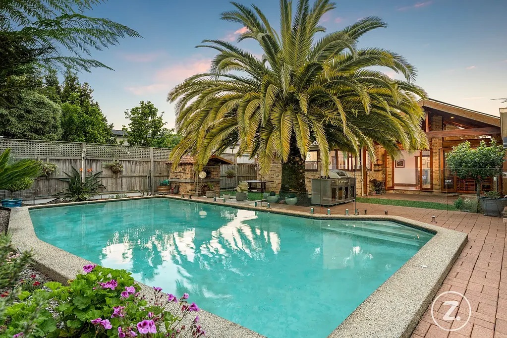 Beaumaris 3房 家庭友好社区 696平米花园 浅棕砖砌住宅 单层休憩 硬木地板 雪松窗户 宽敞厨房Bosch电器 室内外连接 大型太阳能泳池 比萨烤箱 棕榈树背景 主卧带衣帽间 卫浴SPA 洗衣房地暖 太阳能板 车库水箱 监控系统 停车位近学商区 学区房 Timeless Clinker-Brick Charm with Resort-Style Outdoor Living