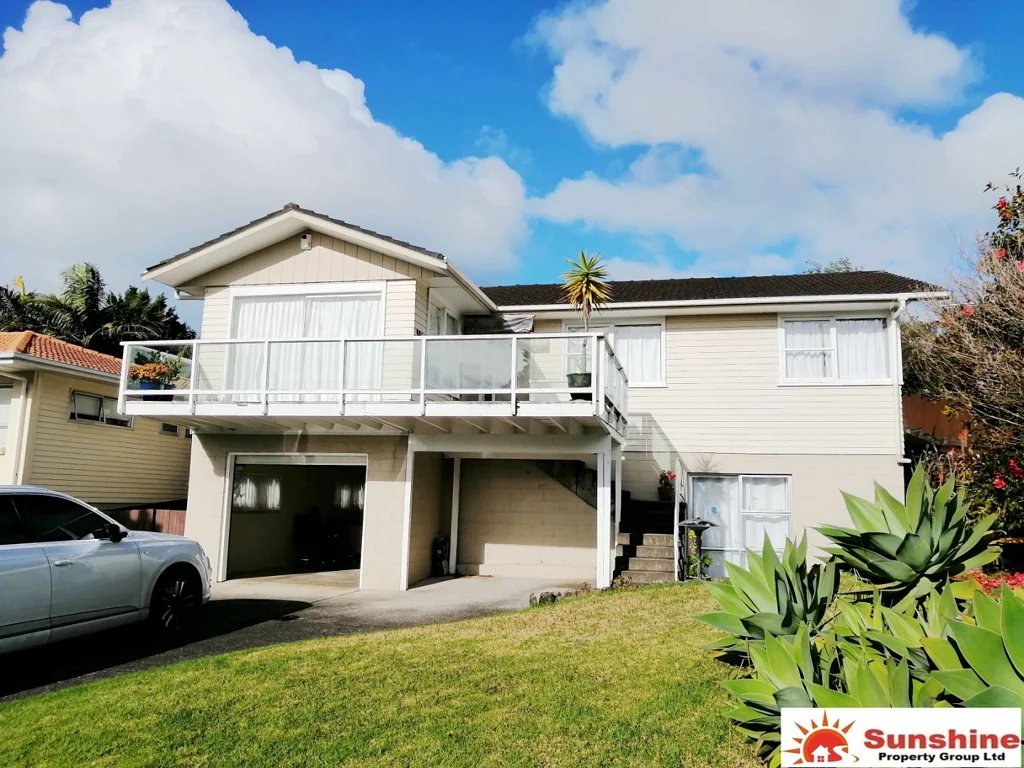 This is a classic lovely 4 bedrooms 3 bathrooms and 3 living rooms family home