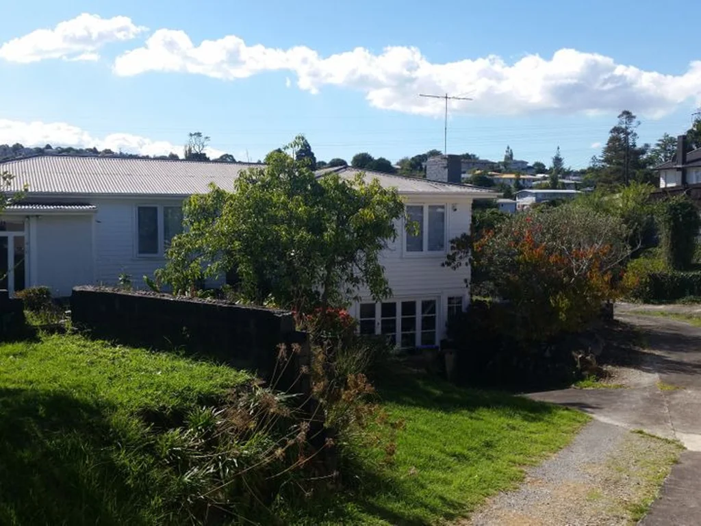 This is a Sunny 2 bedrooms and 1 bathroom property