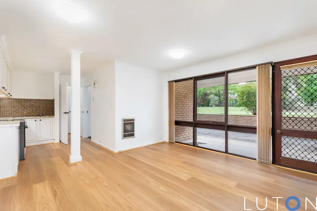 COMFORTABLE AND WELL-LOCATED LIVING IN LYONS