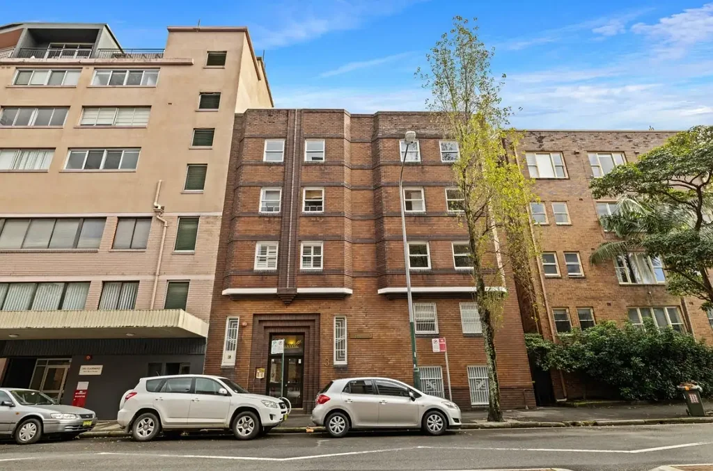 Privately positioned to the rear of 'The Roosevelt' Art Deco Cosmopolitan building in the heart of Potts Point