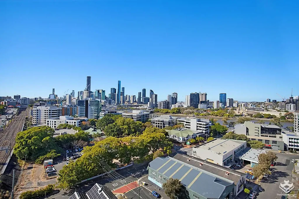 AROBR MILTON - CITY VIEW 2 BEDROOM 2 BATHROOM APARTMENT PLUS A CAR PARK – JUST 2KM FROM THE CBD