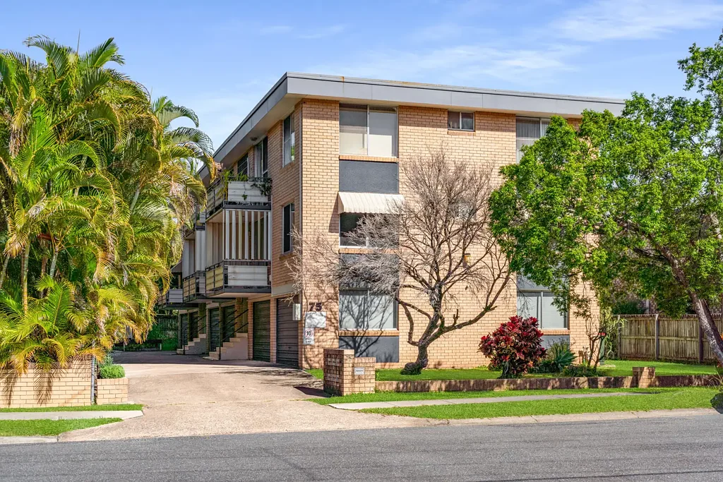 Coorparoo 2房 精品综合楼 六套住宅 低维护生活 宽敞采光 开放式起居 私人阳台 翻新厨房 石材台面 优质电器 合理卧室 现代浴室 木地板 舒适空调 带锁车库 活力生活区 Coorparoo Square 公交火车 CBD近 公园步行道 好学校医院 Effortless Living & Lifestyle in the Heart of Coorparoo