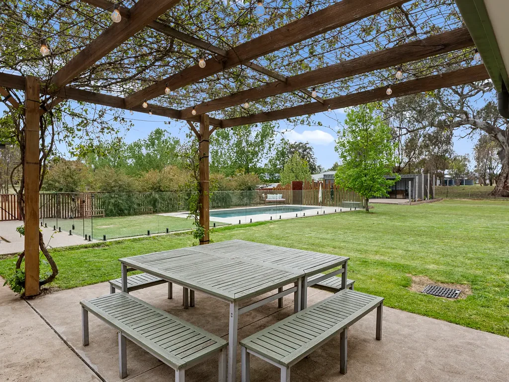 Mansfield 4침실 A Private Country-Style Estate on a Large Block - Opposite the Golf Course, with Orchard, Shedding, Pool & Plenty of Room