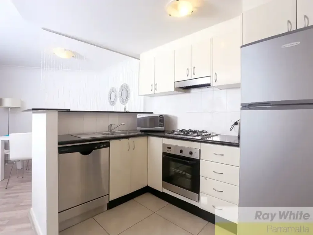 Modern CBD Apartment with District Views & Exceptional Convenience !!! One week free rent