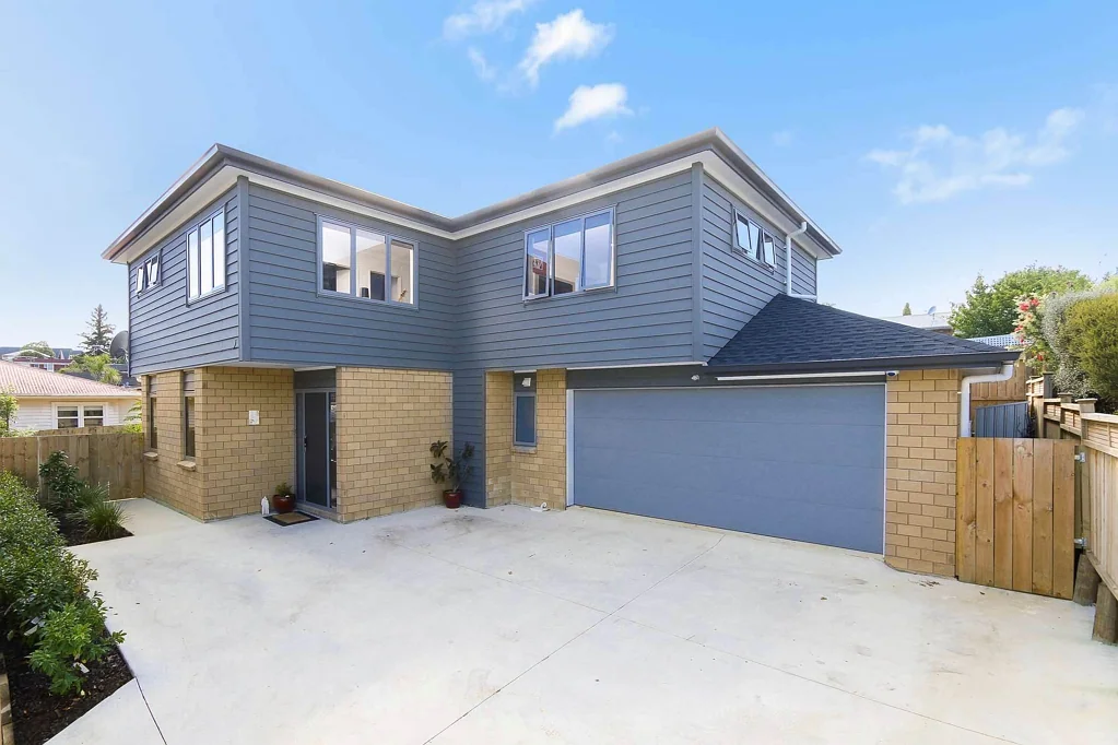 Exquisite 5 Bedroom Home with Double Garage