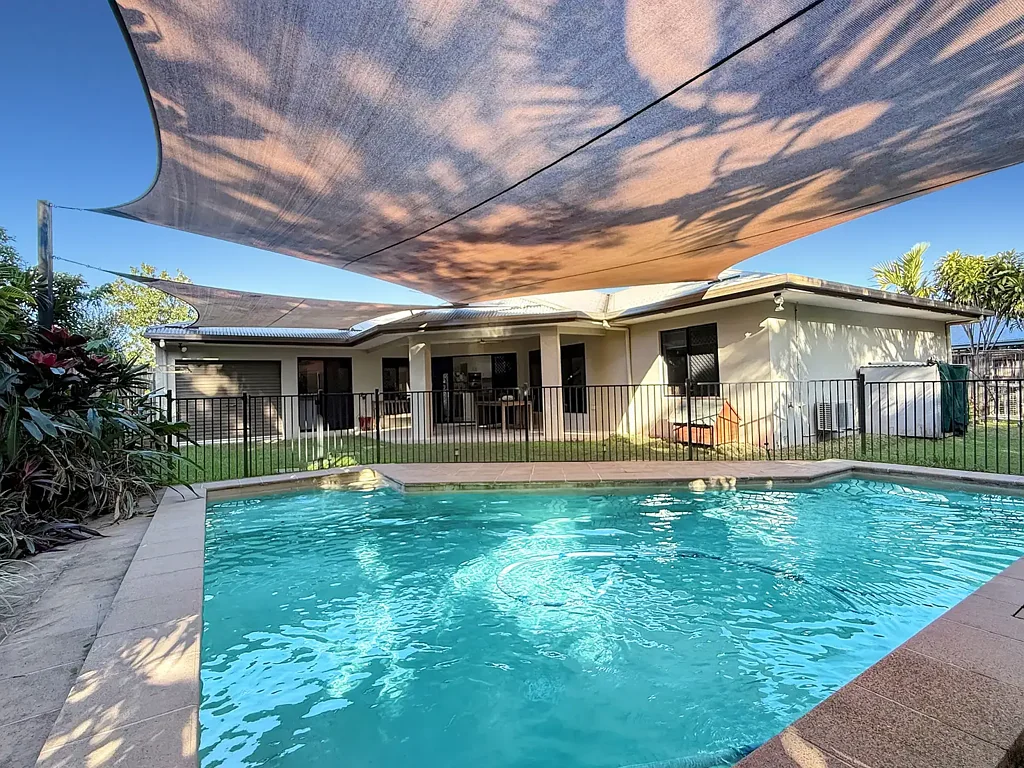 Wongaling Beach 5બેડરૂમ Spacious Family Living with Pool & Triple Garage – 1 Street from the Beach 🌴