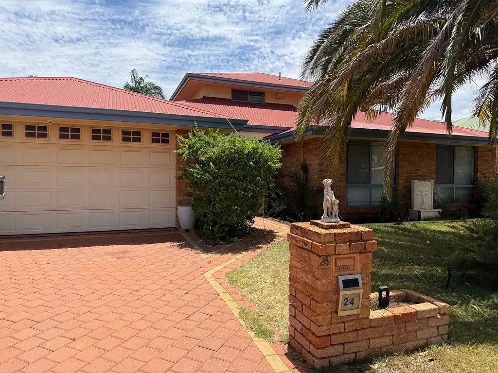 Kalgoorlie 5房  Executive Two-Storey Home With Spectacular Racecourse Views & Pool