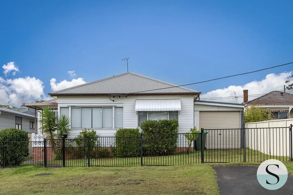 Warners Bay 4 Bedroom A-Grade Location, Value Packed, Single Level, Cottage Charm, Easy Care Block, Stroll To The Lake & Shops