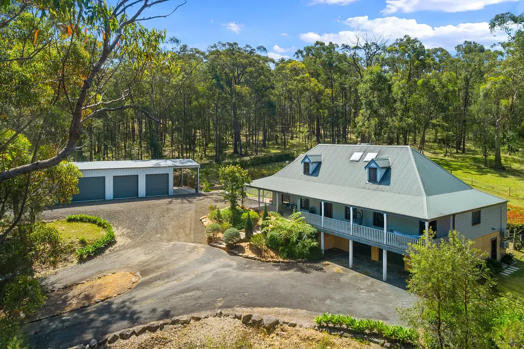 East Kurrajong 4房 新英格兰风格住宅 4.2公顷地块 绝对隐私 法式门窗 多个生活区 主卧带按摩浴缸 三车位车库 原生林地 越野赛道 Over 10 Acres of Absolute Privacy
