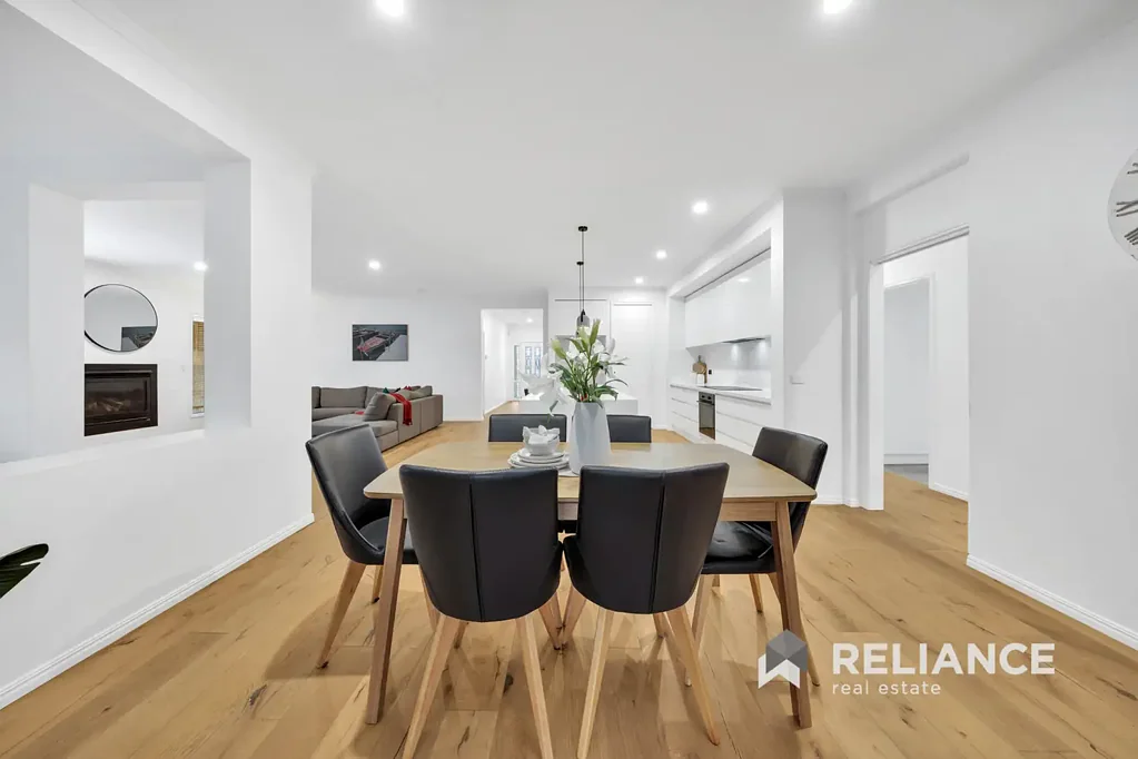 Manor Lakes 4Zimmer North Facing, Fully Upgraded Family Home with Multiple Living Areas in a Peaceful Court Just Steps from Manor Lakes Central