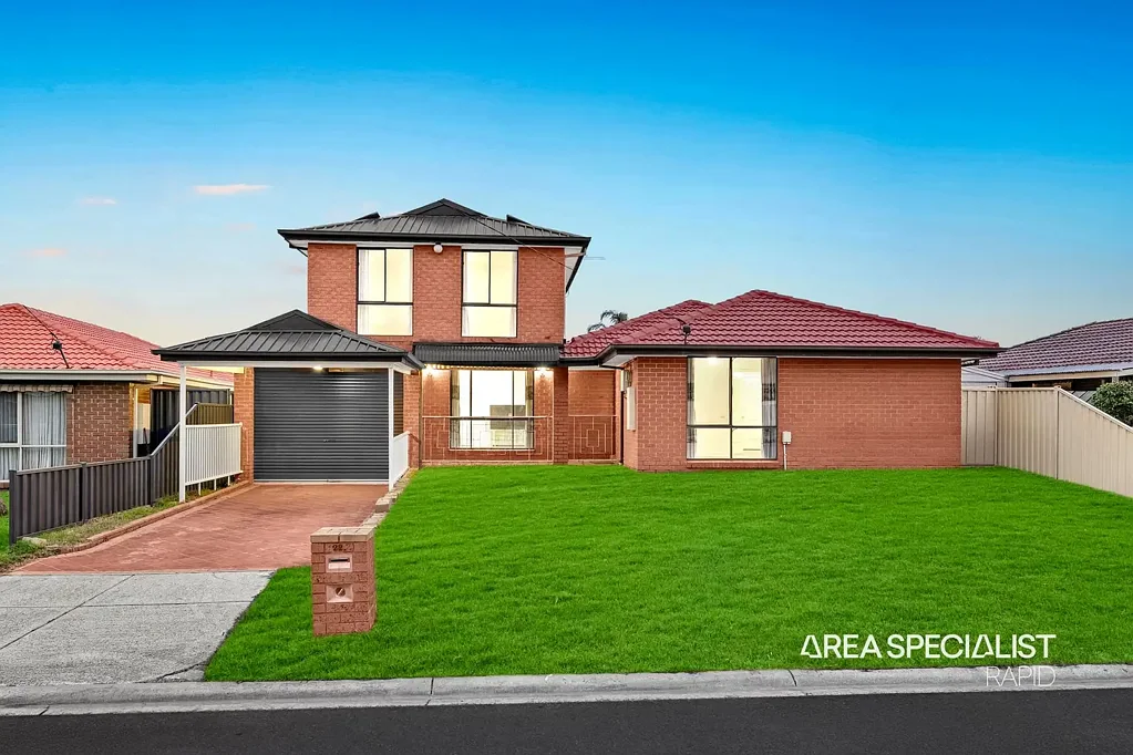 Hampton Park 6 Bedroom The Brief: Spacious Family Living with Three Master Suites in a Peaceful
Court!