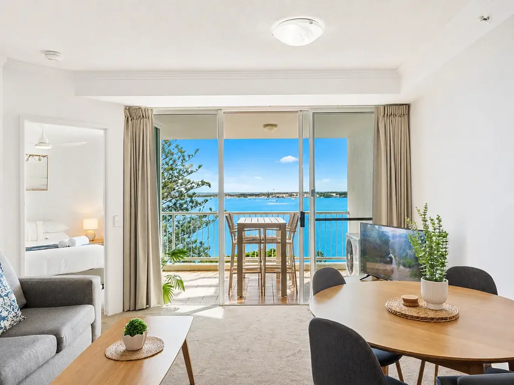 Labrador 2 Slaapkamer COMMANDING VIEWS FROM RESORT-STYLE BROADWATER LIVING