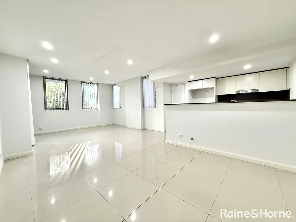 SPACIOUS ONE BEDROOM APARTMENT WITH COURTYARD