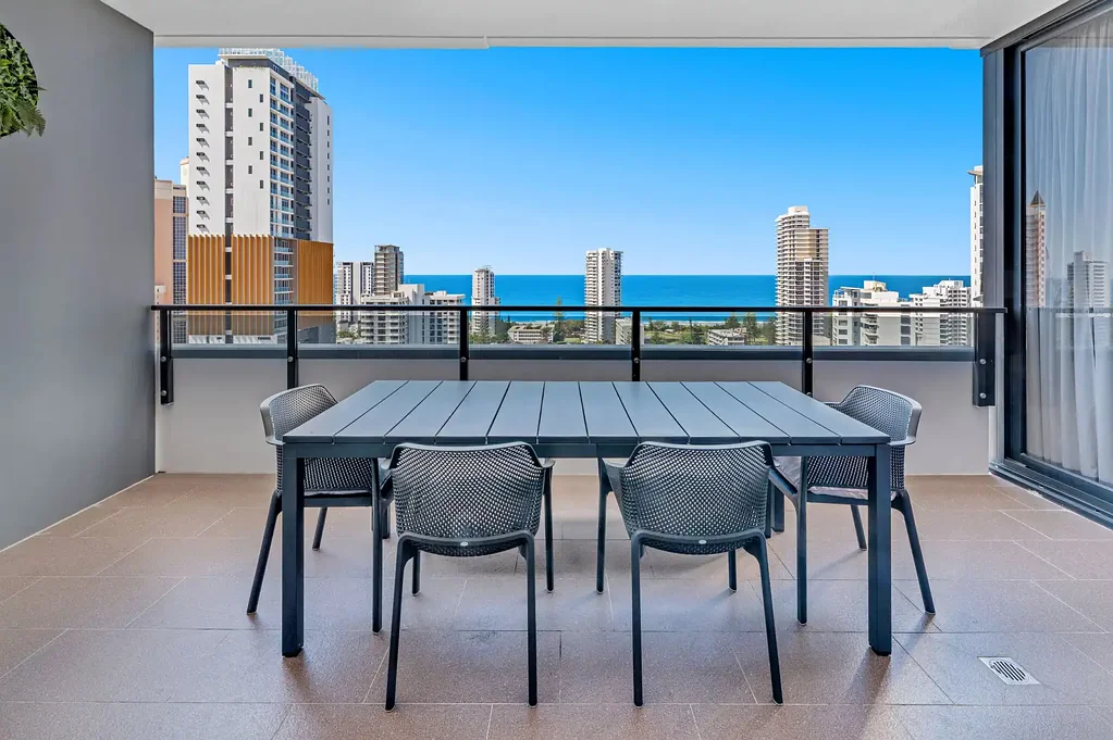 Broadbeach 2房  ELEVATED EAST-FACING APARTMENT WITH OCEAN & COASTLINE VIEWS