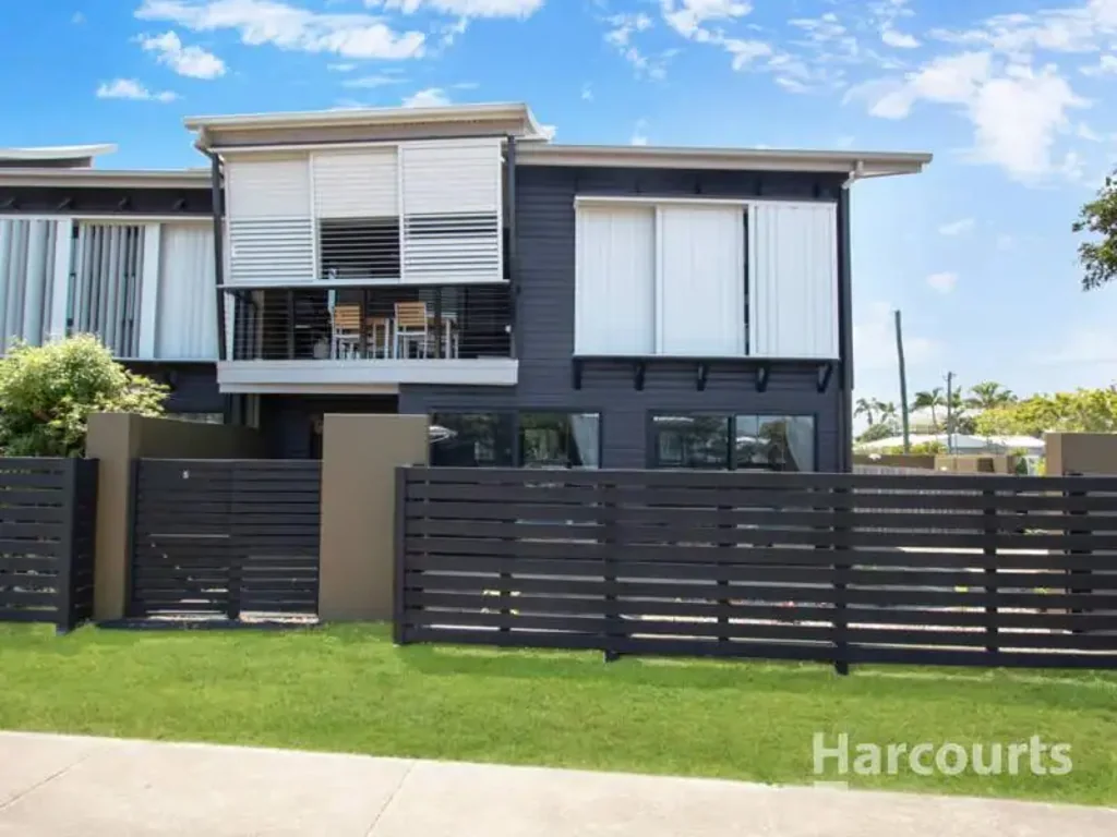 Fully Furnished Townhouse Under 100m From the Beach