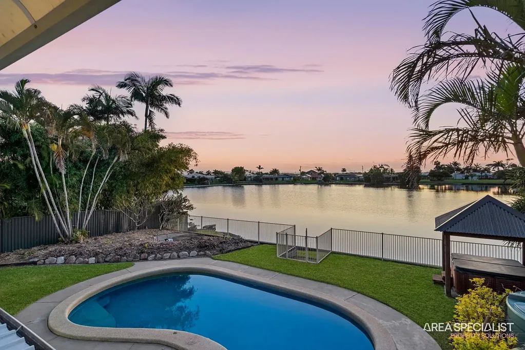 Steiglitz 4房  Lakefront Living on 920m² – Pool, Spa, Side Access & Room for All the Toys