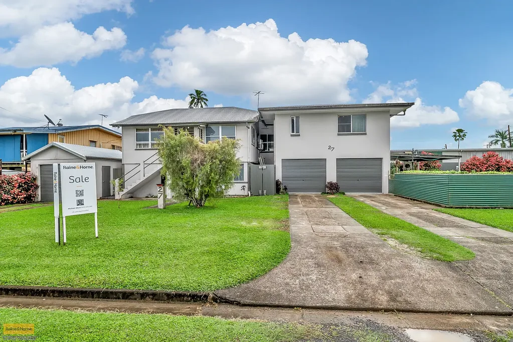 Innisfail 8कमरा Two family home or even a boarding house (STCA)