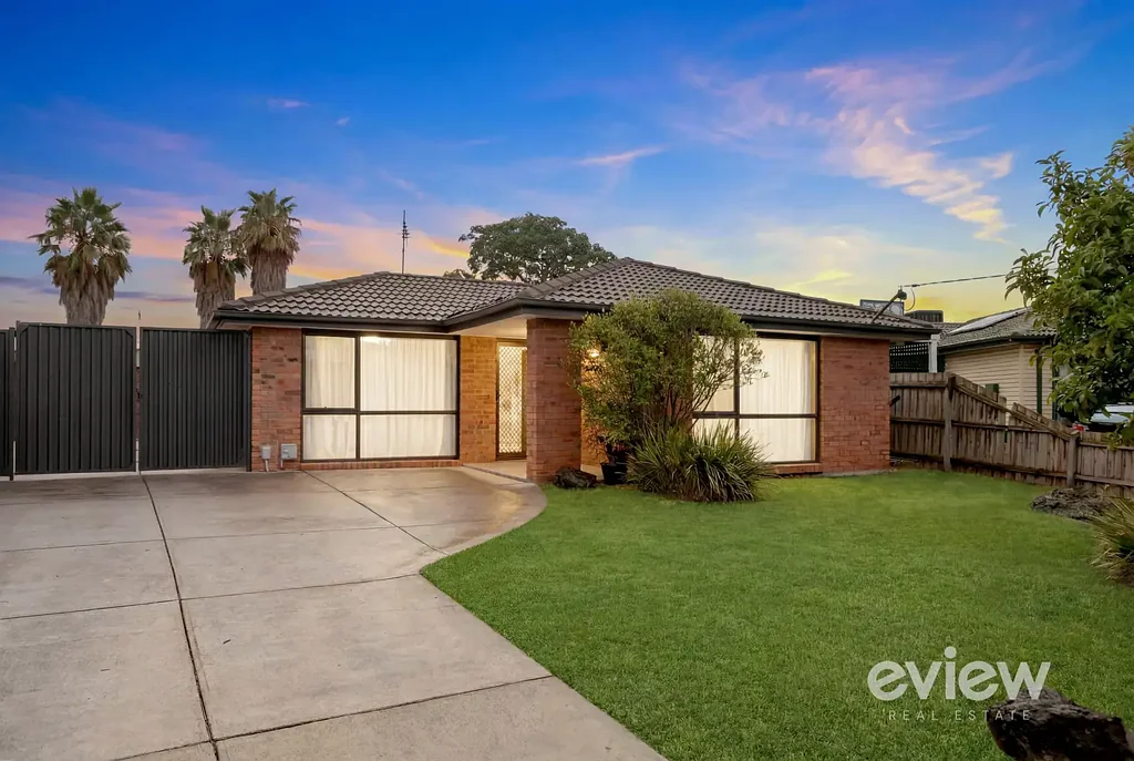 Werribee 4房 宽敞四卧 638平地块 现代厨房 开放起居 双车库 便捷交通 家长优选 Well appointed family home in prime Werribee pocket
