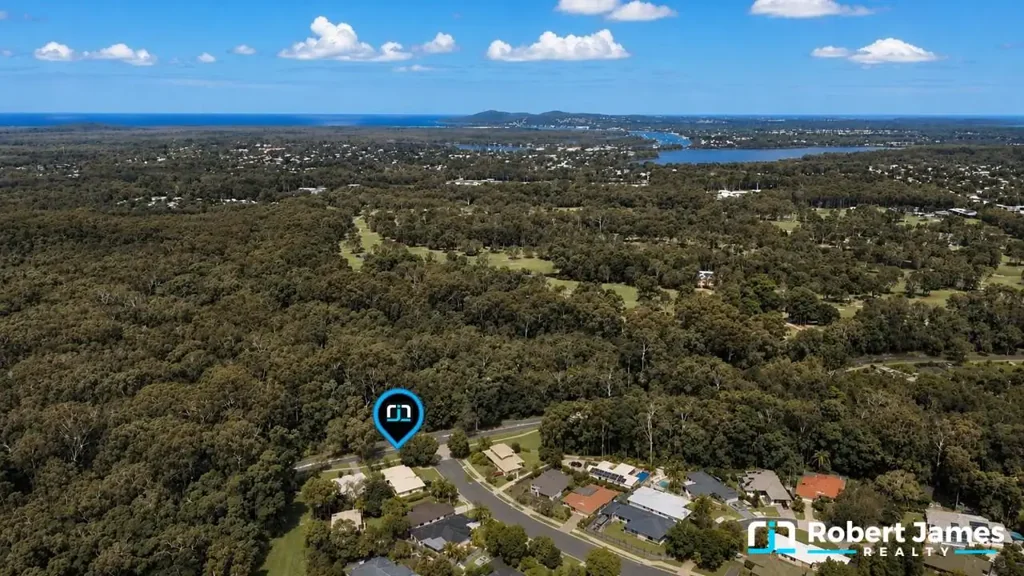 Tewantin 4房  Spacious Family Living Opposite Tewantin Golf Course