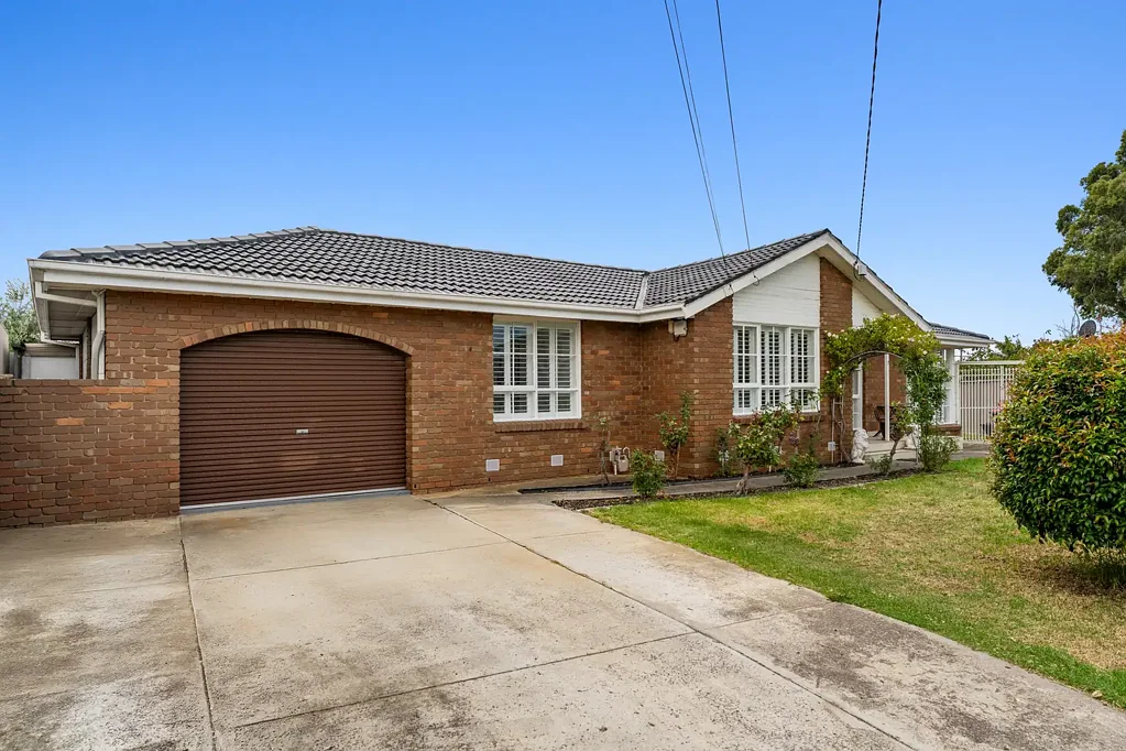 Sunshine West 4Habitaciones Court-End Comfort with Turnkey Appeal and Room to Grow