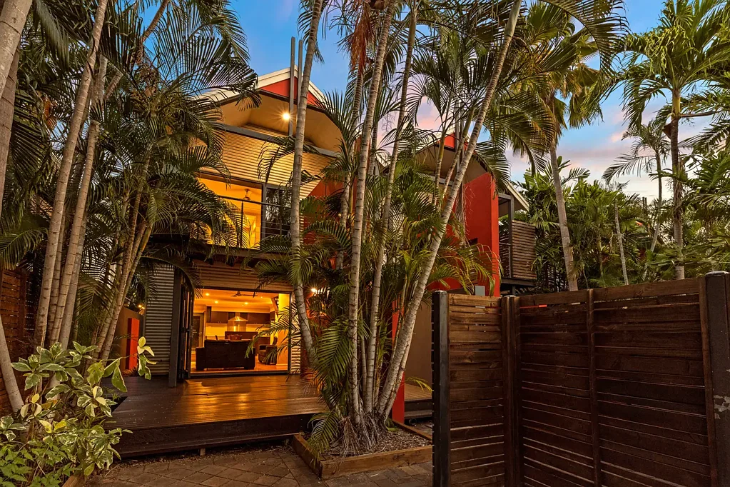 Djugun 2房  Upmarket modern town house in the heart of Broome