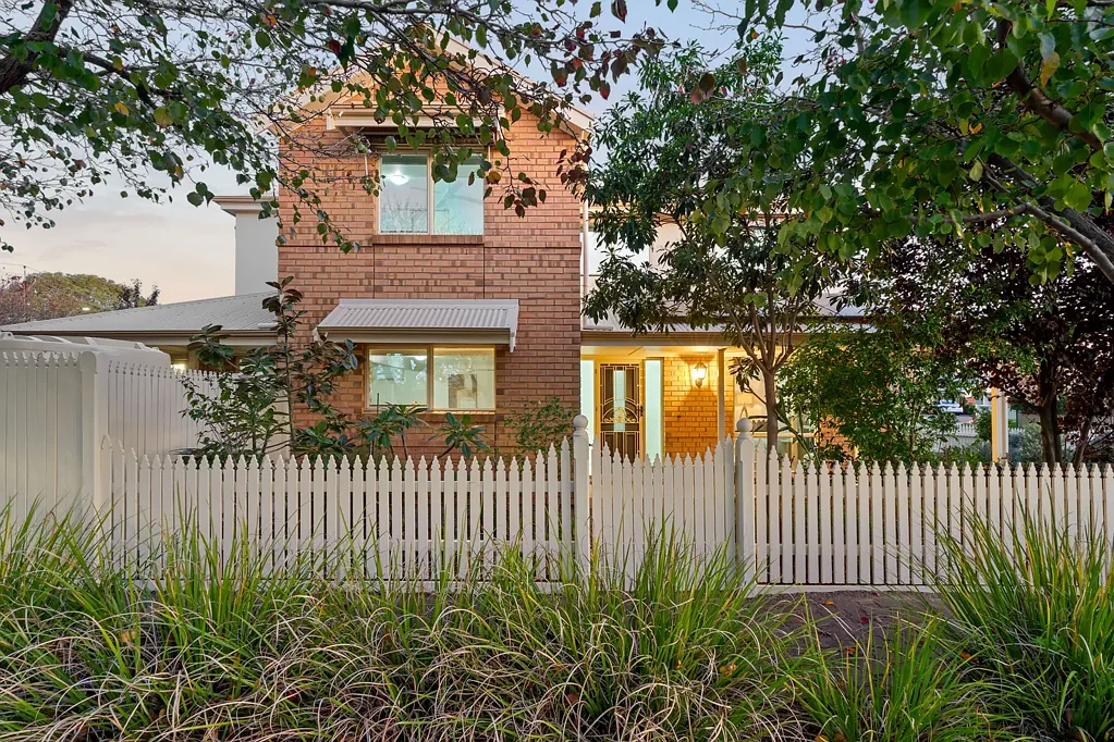 Greenacres 4ห้องนอน Two-Storey Family Living with Unique Sunroom Entertaining
