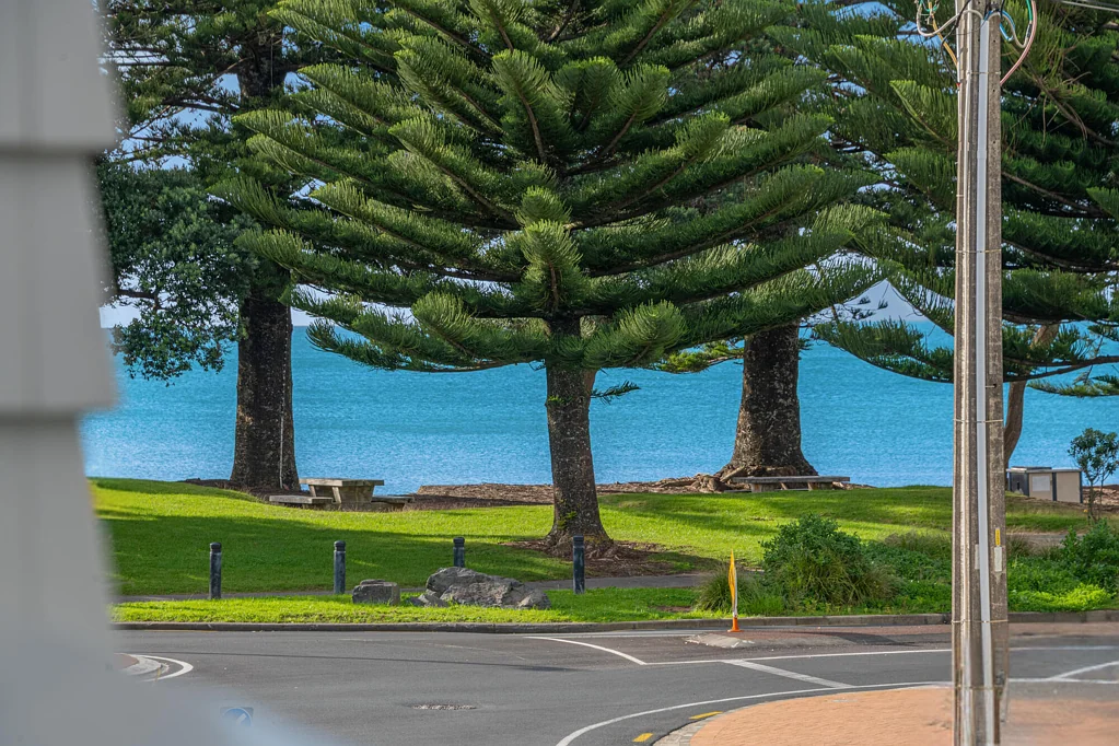 Orewa 3 Bedroom Wake Up to Orewa Beach, Cafes and Convenience