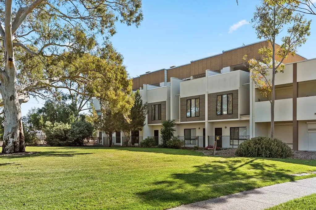 St Clair 3ਬੈੱਡਰੂਮ Three-level entertainer's paradise in St Clair with low-maintenance living.