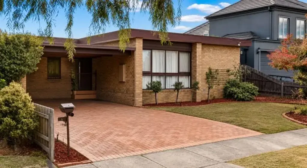 Keilor East 4 Slaapkamer Solid Family Home with Space, Comfort and Potential