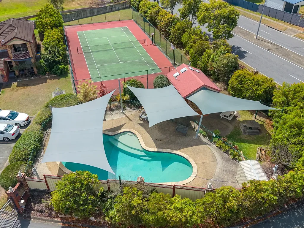 Geebung 3બેડરૂમ Secure Family Living with Pool, Tennis & Fully Air Conditioned