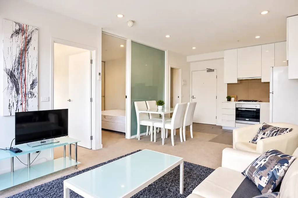 Fully Furnished 2-Bedroom Apartment in the Heart of West Melbourne!