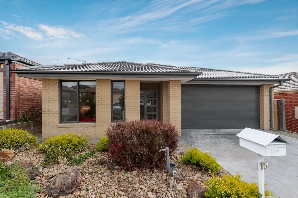 LIGHT & BRIGHT HOME IN PRIME PARKSIDE LOCATION