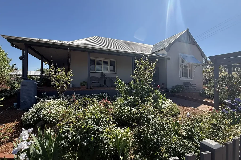 York 5कमरा Simply Stunning-First class executive family home 
-Enjoy !!