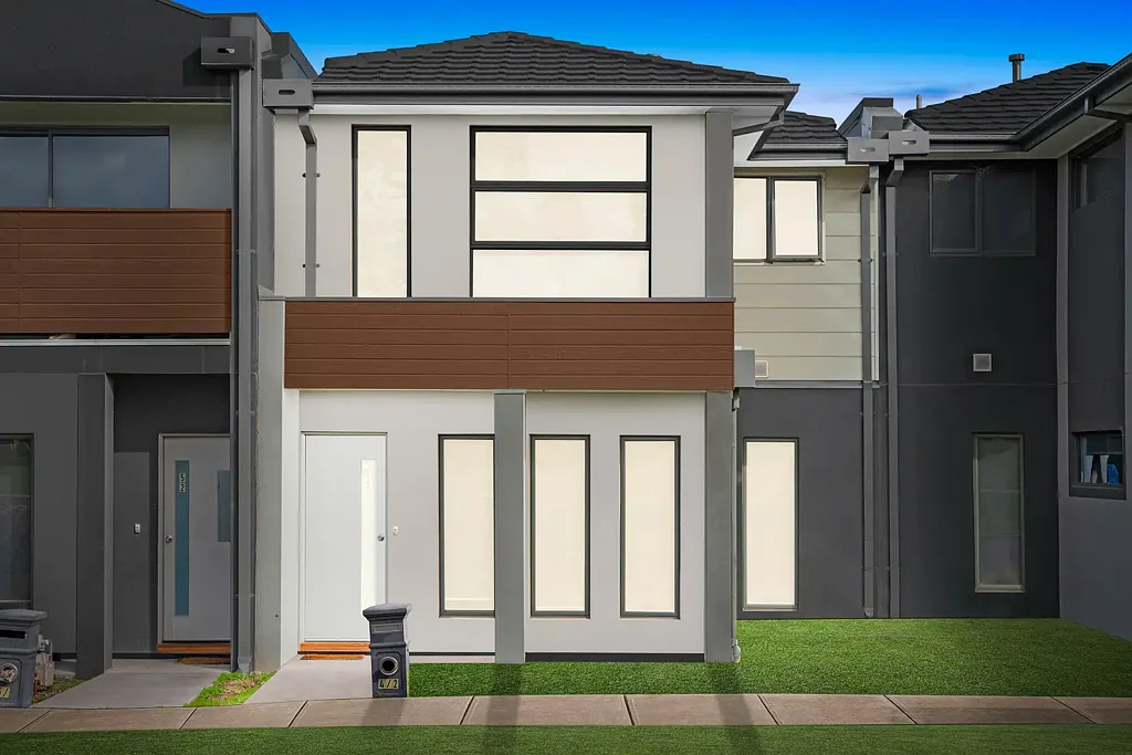 Manor Lakes 4房 Manor Lakes热门口袋 4卧室宽敞布局 一楼方便卧室 开放式起居厨房 一楼分体冷暖 双遥控车库 内部通道 公园美景环绕 学校步行距离 设施便捷齐全 Park-Facing Family Living in a Prime Manor Lakes Location