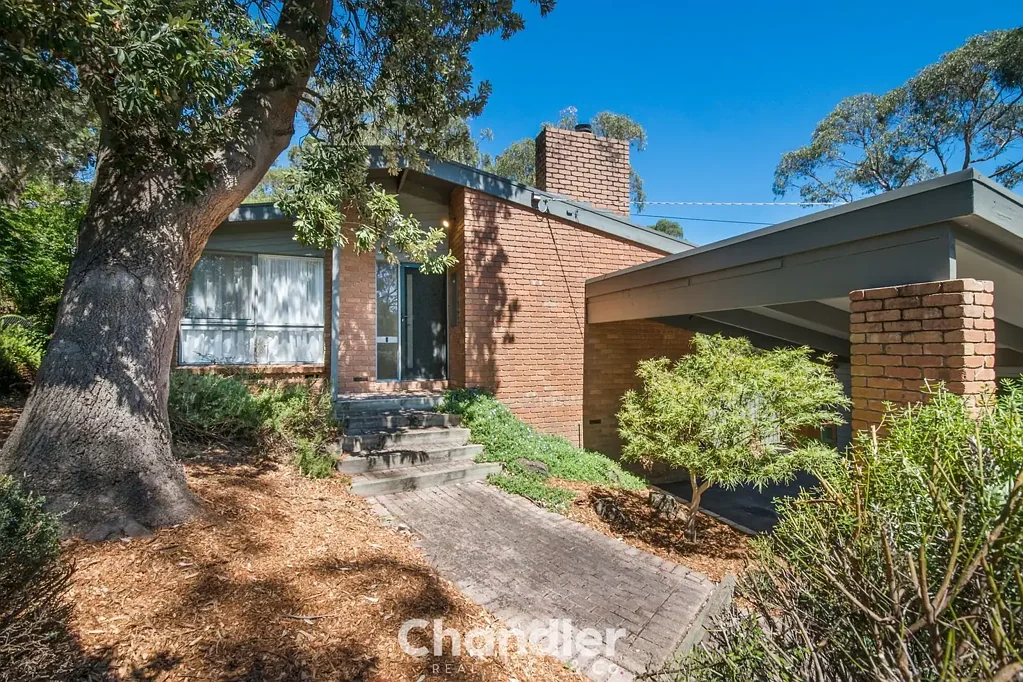 Upwey 4房 中世纪设计魅力 1.735m²地块 现代厨房Smeg烤箱 高耸斜屋顶 开敞办公空间 Merbau平台 双车库 独立工作室 太阳能系统 TIMELESS STYLE WITH SO MANY EXTRAS