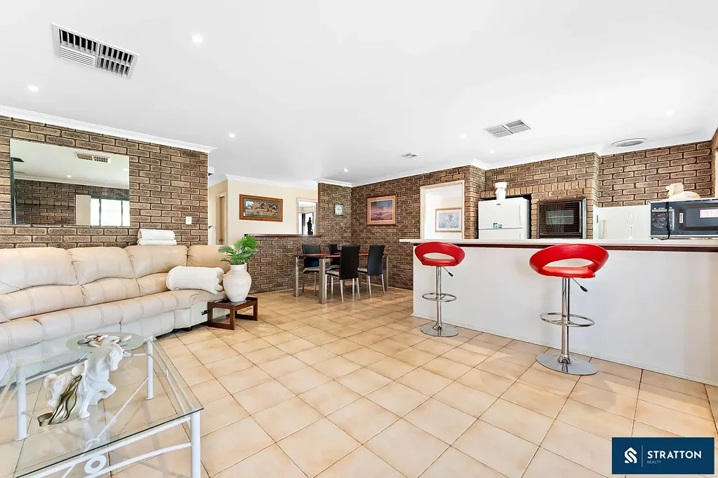 Parkwood 4Phòng ngủ Spacious 4-Bedroom 2-Bathroom Family Home on Generous 706sqm Block in Prime Location!!